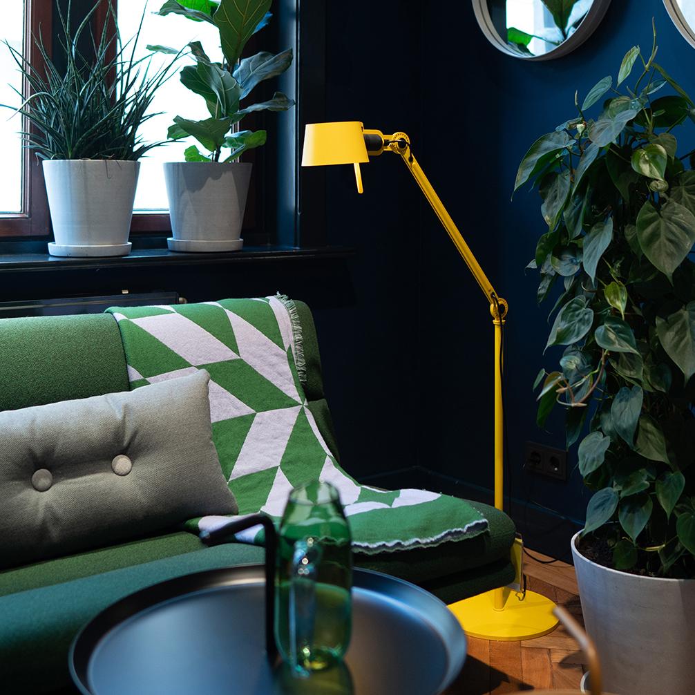 Sfeerbeeld van de Tonone Bolt Floor 1 arm vloerlamp in de kleur sunny yellow.