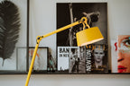 Close-up sfeerbeeld van de Tonone Bolt Floor Long 2 arm vloerlamp in de kleur sunny yellow.