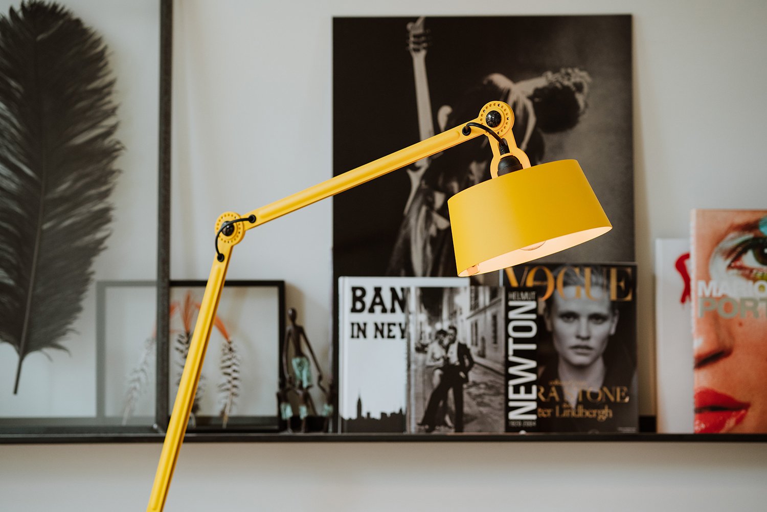 Close-up sfeerbeeld van de Tonone Bolt Floor Long 2 arm vloerlamp in de kleur sunny yellow.