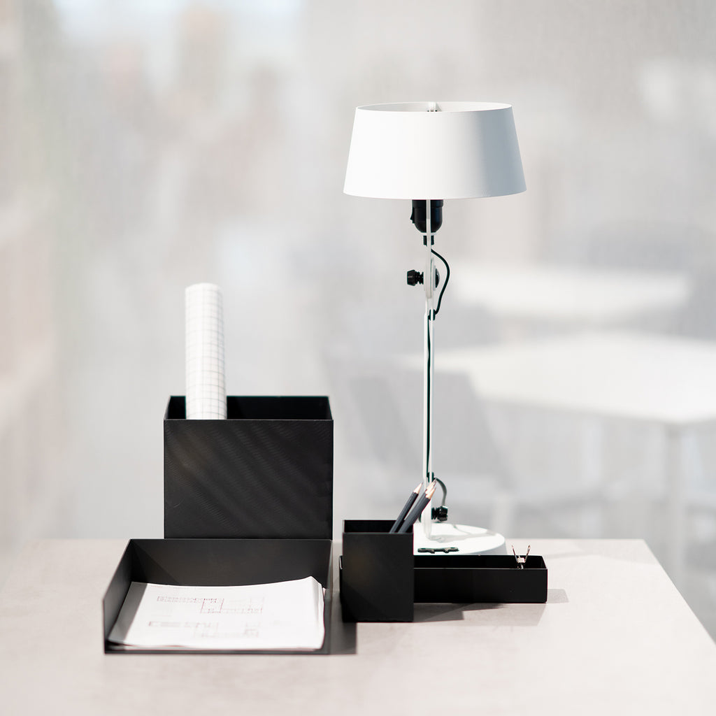 Sfeerbeeld van de Tonone Bolt Table Small tafellamp in de kleur pure white.