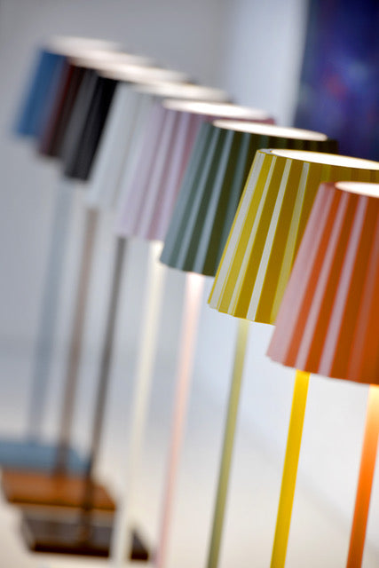Sompex Troll 2.0 LED tafellamp acht kleuren op een rij vervaagde foto.