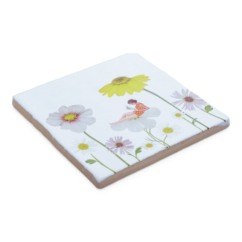 Storytiles Surrounded by Flowers tegeltje schuine foto.