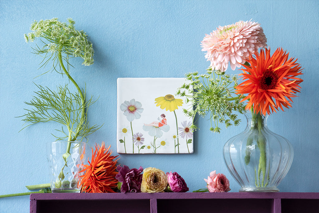 Storytiles Surrounded by Flowers tegeltje sfeerbeeld.