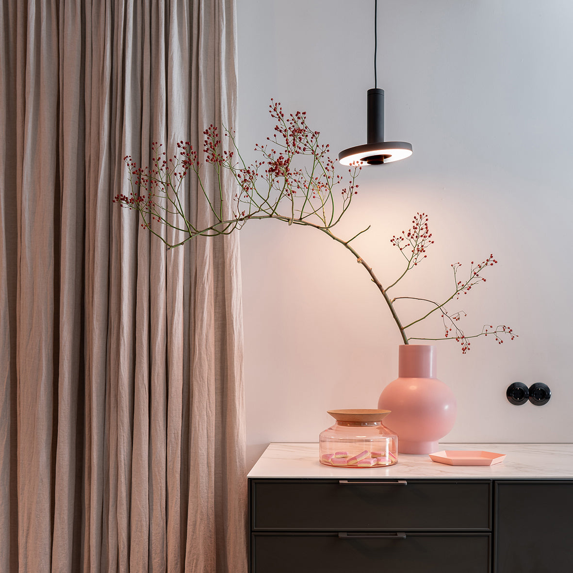 Sfeerbeeld van de Tonone Beads Pendant hanglamp in de kleur smokey black.