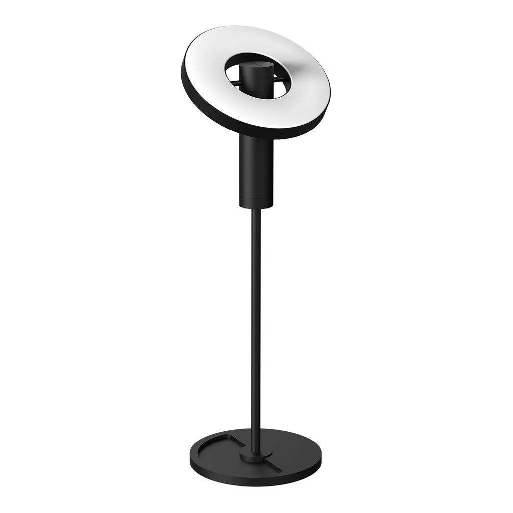 Foto van het verstellen van de Tonone Beads Table tafellamp uplight in de kleur smokey black.