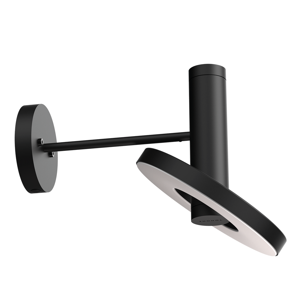 Foto van het verstellen van de Tonone Beads Wall 35 wandlamp downlight in de kleur smokey black.