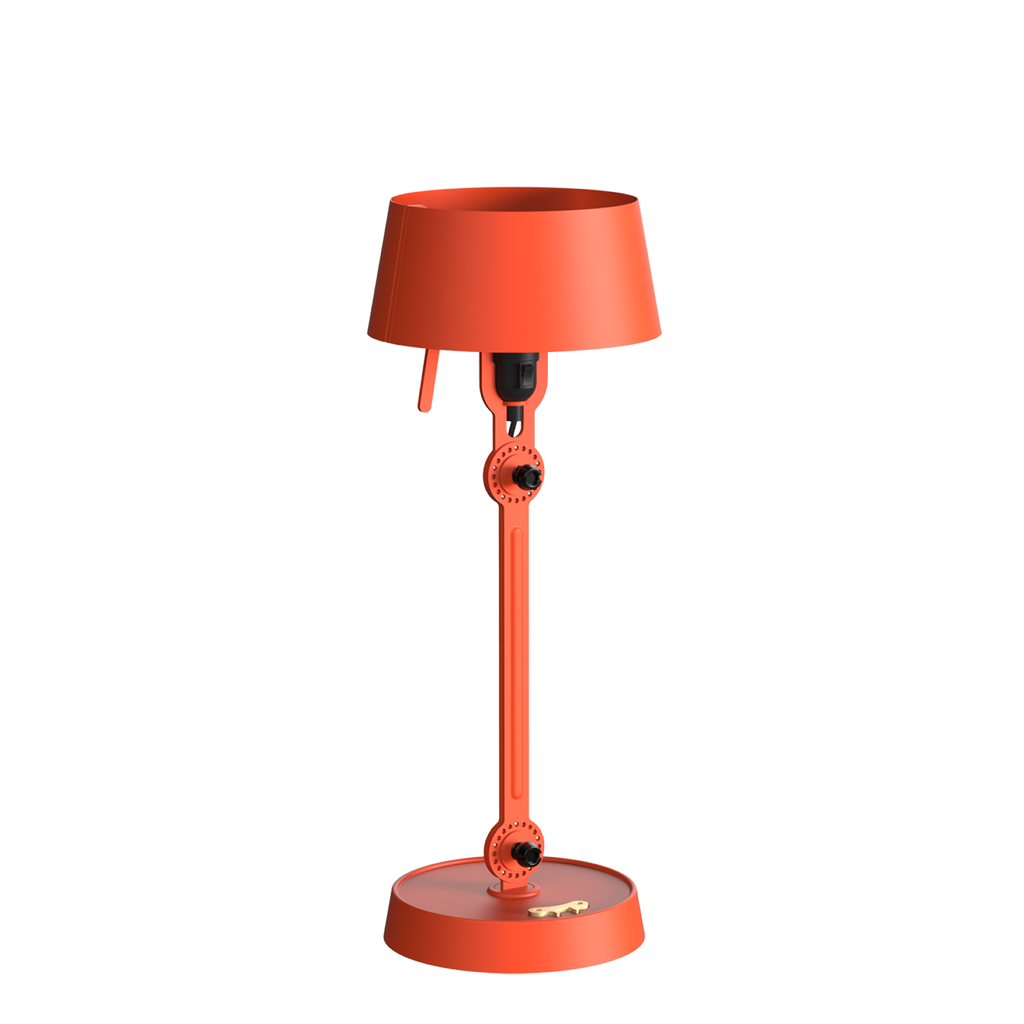 Tonone Bolt Table Small tafellamp in de kleur striking orange.