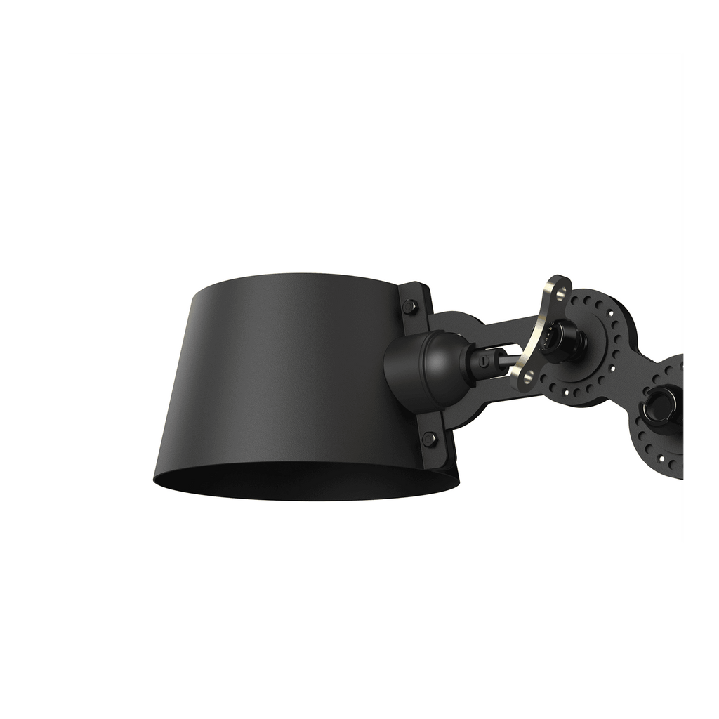 Close-up van de kap van de Tonone Bolt Wall Sidefit Mini wandlamp in de kleur smokey black.